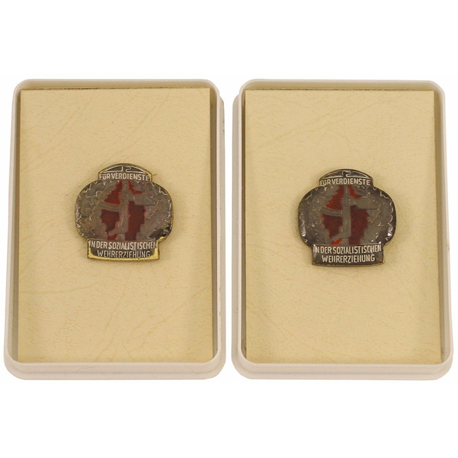 NVA metal badge, Wehrerziehung Silber, like new