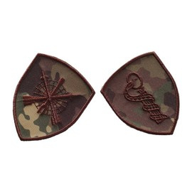 EMBLEMA SEMN DE ARMA MANECA SCUT - INTENDENTA, FINANCIAR, ADMINISTRATIE, LOGISTICA - BRODATA PE SUPORT CAMUFLAJ COMBAT FORTE TERESTRE CU FIR MARO