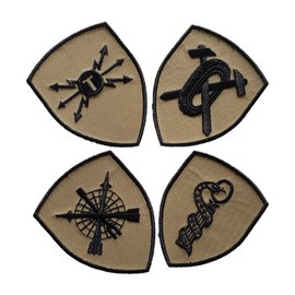 EMBLEMA SEMN DE ARMA MANECA SCUT - POLITIA MILITARA - BRODATA PE SUPORT BEJ CU FIR NEGRU