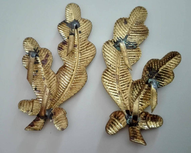 PAIR OF PETLITE - OFFICER RSR - ROMANIAN ARMY MILITARY SURPLUS - GOLD - IN GOOD CONDITION