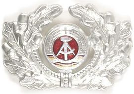 GENUINE EAST GERMAN METAL VISOR HAT BADGE SOLDIER