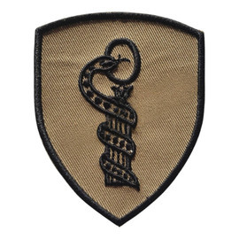 EMBLEMA SEMN DE ARMA MANECA SCUT - MEDICAL - BRODATA PE SUPORT BEJ CU FIR NEGRU