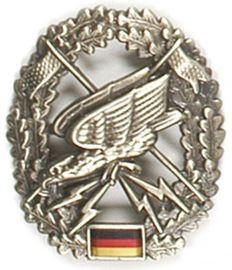 GENUINE GERMAN ARMY METAL BERET BADGE FERNSPÄHER