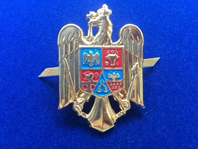MILITARY CAP INSIGNIA - CROWNED EAGLE - ROMANIAN MILITARY SURPLUS