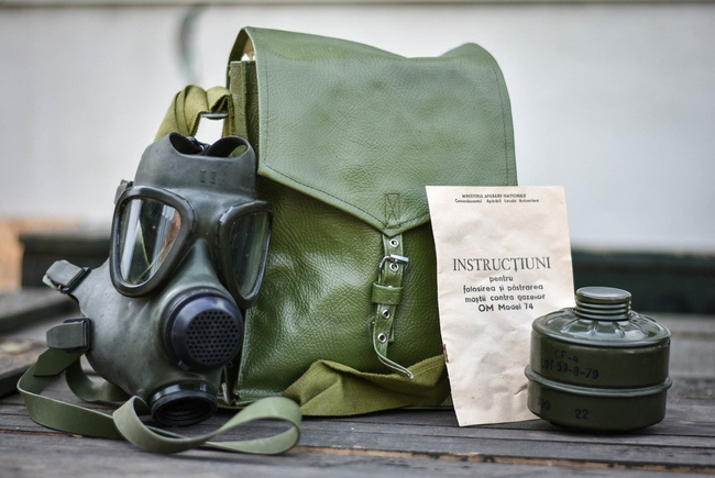 ROMANIAN ARMY GAS MASK - M74 - ROMANIAN ARMY SURPLUS - DECO ONLY