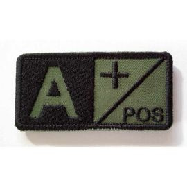 Ecuson grupa sangvină A+ pozitiv brodat pe khaki cu fir negru, cu aplicare tip Velcro (cu scai) - 7,5x3,5 cm